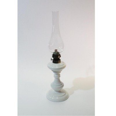Lámpara de aceite de cerámica blanca.
